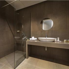 Luxury 5-Bedroom Sea-View Villa with Heated Infinity Pool in Orasac near Dubrovnik – Sleeps 10